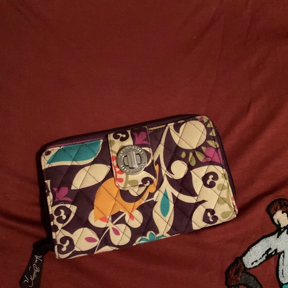 VERA BRADLEY Turnlock & Zip Around Wallet Plum Crazy - Picture 1 of 4